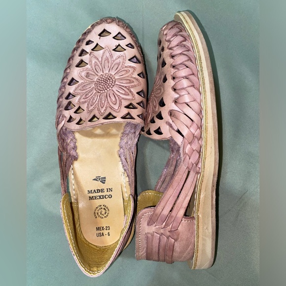 Super cute women’s huaraches! Size 6 only worn once. - Picture 1 of 2